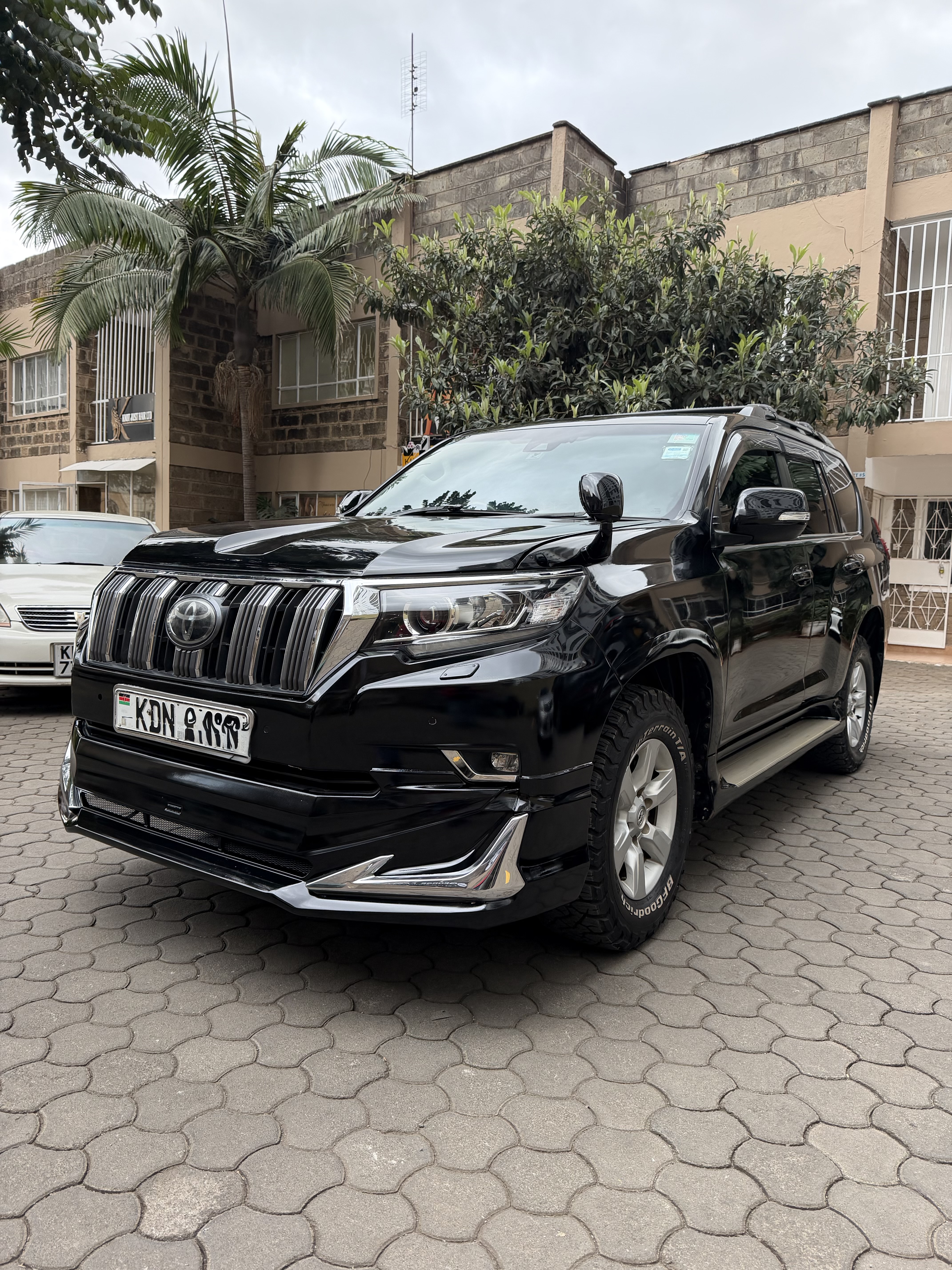 Toyota Land Cruiser Prado · photo