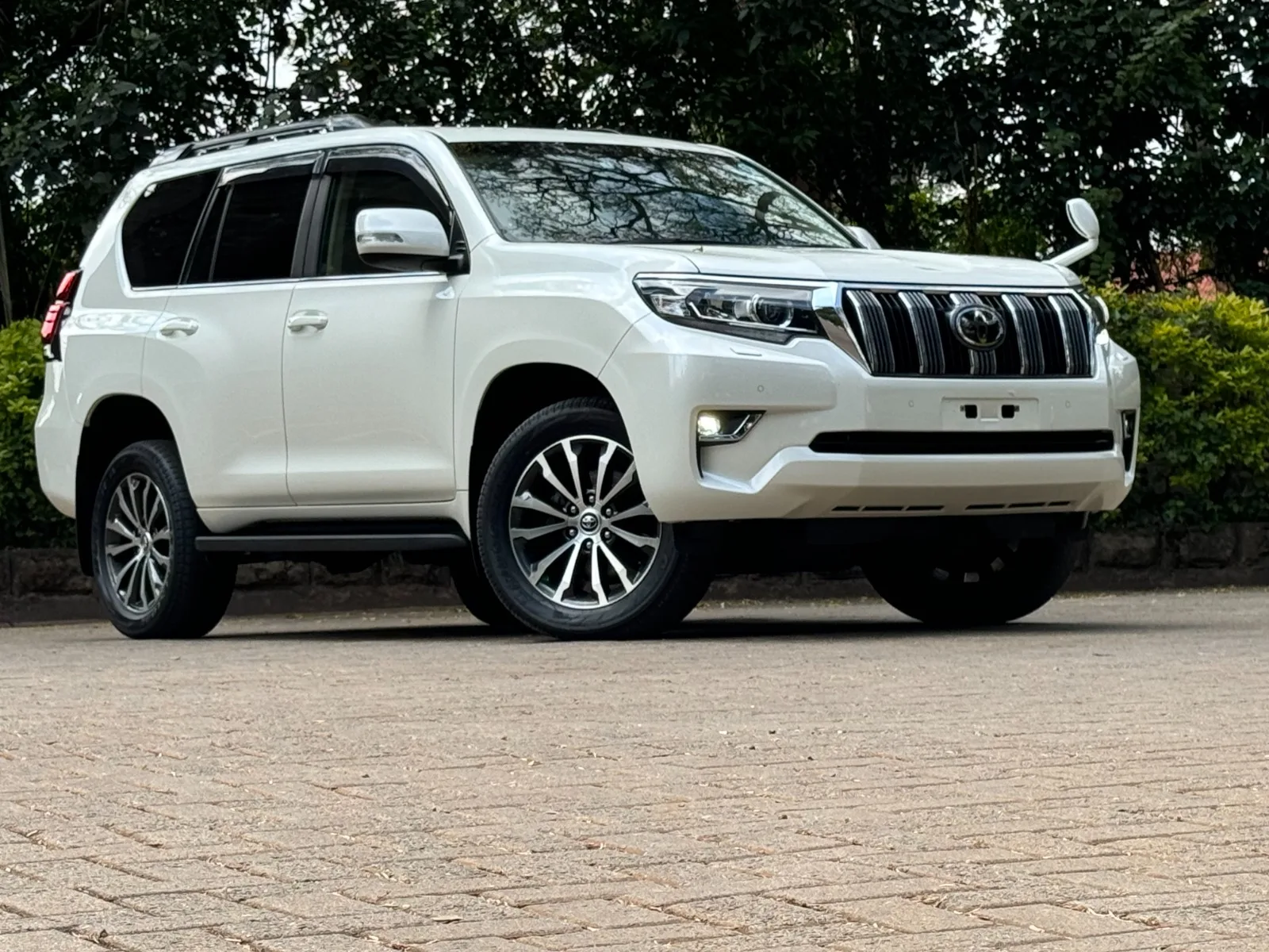Toyota Land Cruiser Prado · photo