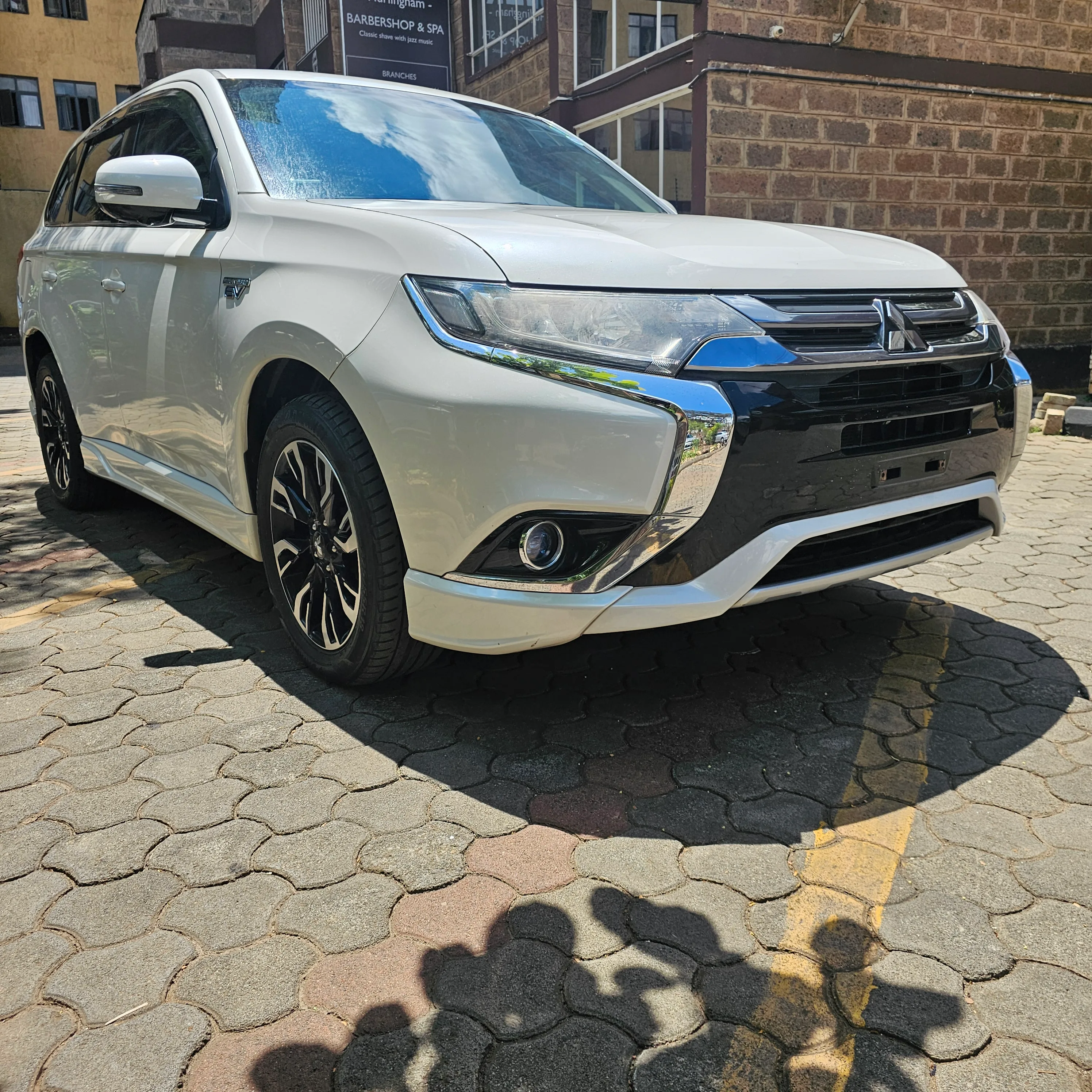 Mitsubishi Outlander · photo