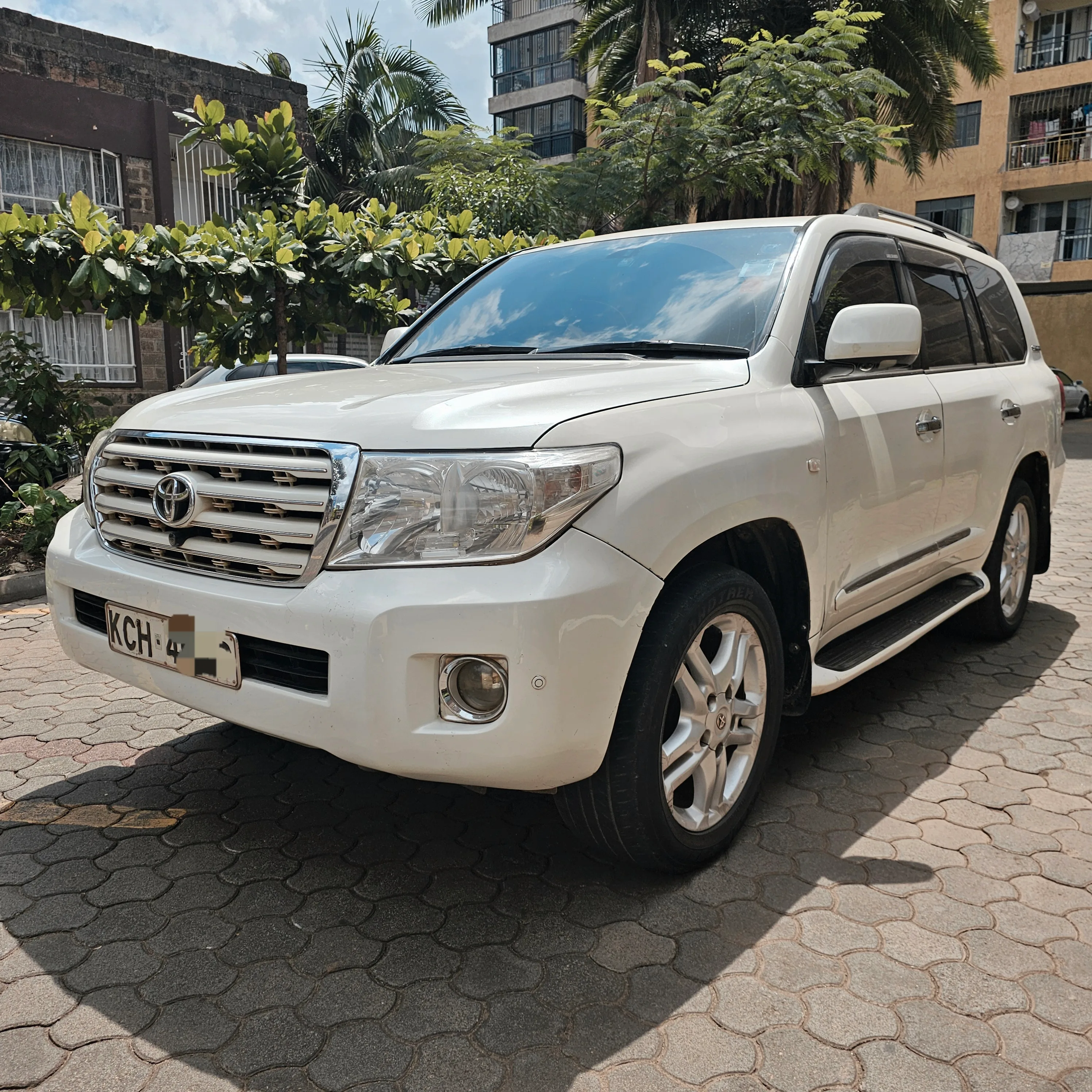 Toyota Land Cruiser · photo